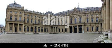 Fassade und Ehrfurcht der Residenz, Barockpalast aus dem 18. Jahrhundert, Panoramaaufnahme, Würzburg, Deutschland Stockfoto