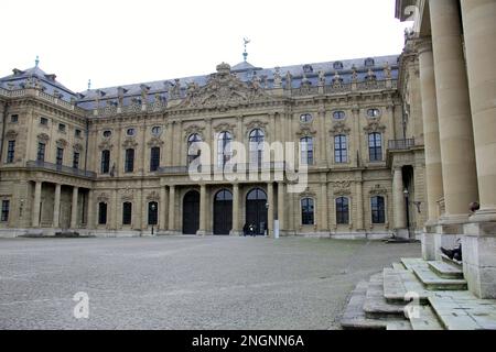 Fassade und Cour d'Honneur der Residenz, Barockpalast aus dem 18. Jahrhundert, Würzburg, Deutschland Stockfoto