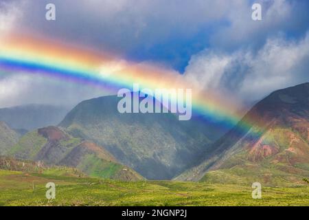 Kräftiger und farbenfroher Regenbogen über den westlichen maui Mountains. Stockfoto