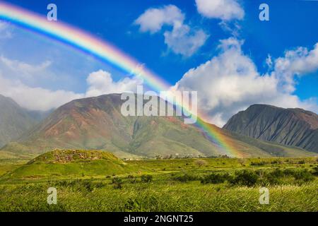 Scenis-Regenbogen über den westlichen maui-Bergen. Stockfoto