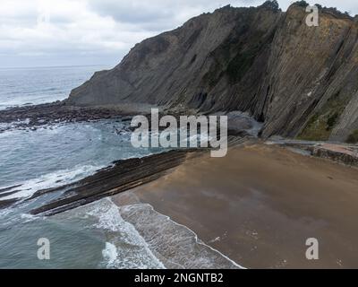 Blick auf steil geneigte Schichten von Flysch-geologischer Formation an der Atlantikküste bei Zumaia bei Ebbe, Baskenland, Spanien Stockfoto