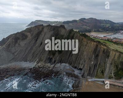 Blick auf steil geneigte Schichten von Flysch-geologischer Formation an der Atlantikküste bei Zumaia bei Ebbe, Baskenland, Spanien Stockfoto