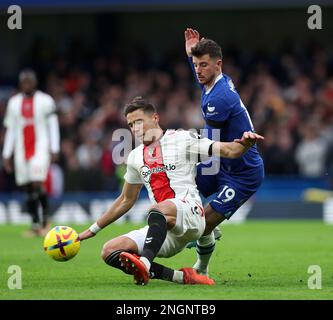 London, Großbritannien. 18. Februar 2023. Mason Mount of Chelsea mit Jan Bednarek von Southampton während des Premier League-Spiels auf der Stamford Bridge, London. Der Bildausdruck sollte lauten: David Klein/Sportimage Credit: Sportimage/Alamy Live News Stockfoto