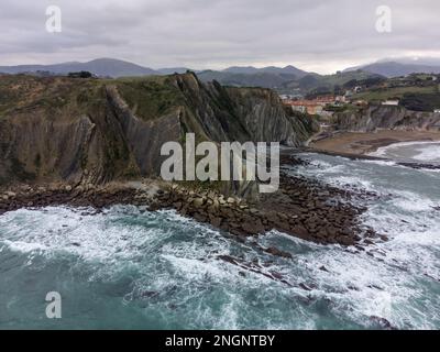 Blick auf steil geneigte Schichten von Flysch-geologischer Formation an der Atlantikküste bei Zumaia bei Ebbe, Baskenland, Spanien Stockfoto