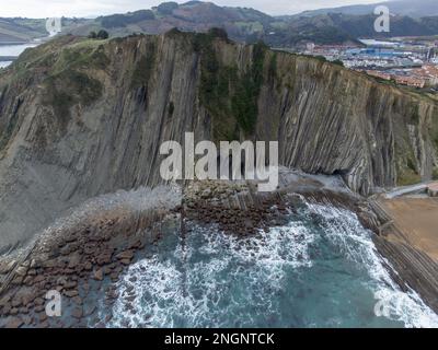 Blick auf steil geneigte Schichten von Flysch-geologischer Formation an der Atlantikküste bei Zumaia bei Ebbe, Baskenland, Spanien Stockfoto