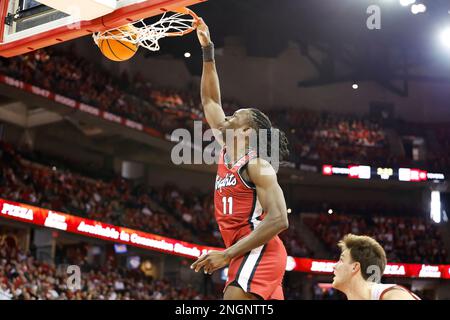 Madison, WI, USA. 18. Februar 2023. Rutgers Scarlet Knights Center Clifford Omoruyi (11) im Kohl Center in Madison, WI, taucht der Ball während des NCAA-Basketballspiels zwischen den Rutgers Scarlet Knights und den Dachse von Wisconsin ein. Darren Lee/CSM/Alamy Live News Stockfoto