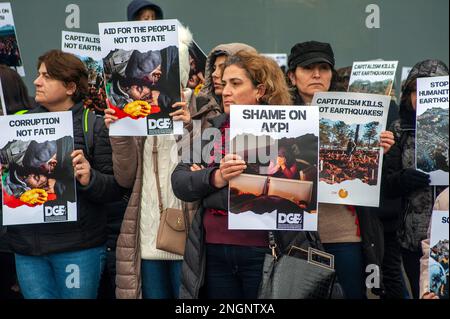 London, Großbritannien, 18. Februar 2023 Protest am Trafalgar Square gegen Korruption, die zu den Toten und Schäden durch das jüngste Erdbeben beigetragen hat. Einheit der Demokratischen Organisationen Großbritannien DGB. Kredit: JOHNNY ARMSTEAD/Alamy Live News Stockfoto