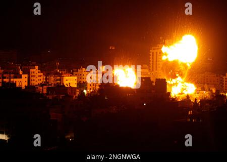 Gaza, Palästina. Lebendiges Bild von Flammen und Rauch der israelischen Luftangriffe auf den Gazastreifen Stockfoto