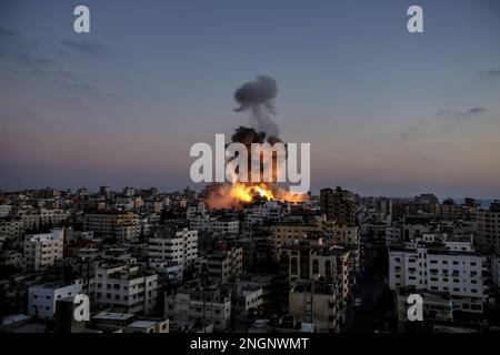 Gaza, Palästina. Lebendiges Bild von Flammen und Rauch der israelischen Luftangriffe auf den Gazastreifen Stockfoto