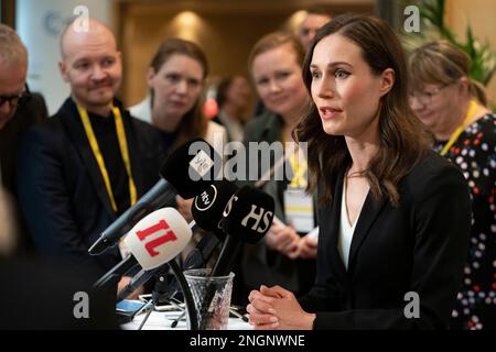 München, Deutschland. 18. Februar 2023. Finnische Premierministerin Sanna Marin kommentiert während einer Pressekonferenz auf der Münchner Sicherheitskonferenz im Bayerischen Hof Hotel am 18. Februar 2023 in München. Kredit: Thomas Niedermüller/MSC/Thomas Niedermüller/MSC/Alamy Live News Stockfoto