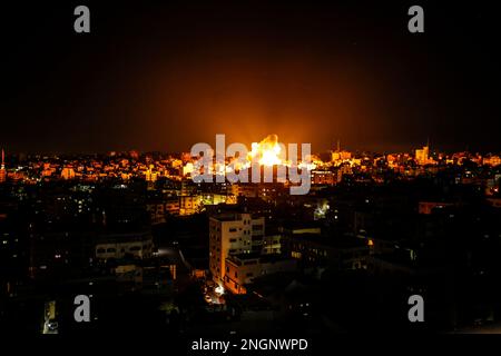 Gaza, Palästina. Lebendiges Bild von Flammen und Rauch der israelischen Luftangriffe auf den Gazastreifen Stockfoto