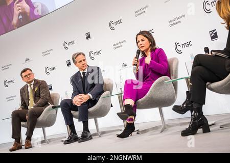 München, Deutschland. 18. Februar 2023. Deutsche Außenministerin Annalena Baerbock, richtig, Bemerkungen während einer Podiumsdiskussion über das ganze, frei und im Frieden während der Münchner Sicherheitskonferenz im Bayerischen Hof Hotel am 18. Februar 2023 in München. Sitzung von links: Als ukrainischer Außenminister Dmytro Kuleba, US-Außenminister Tony Blinken und deutsche Außenministerin Annalena Baerbock Kredit: Stephan Gorlich/MSC/Stephan Gorlich/MSC/Alamy Live News Stockfoto