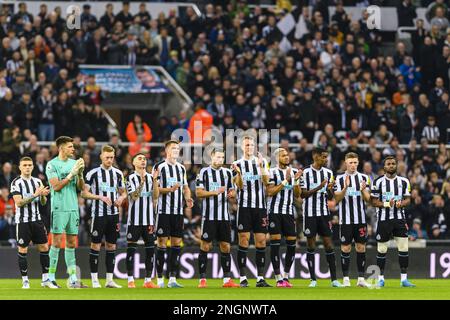 NEWCASTLE UPON TYNE, ENGLAND - FEBRUAR 18: Newcastle-Spieler zollen Christian Atsu, dem ehemaligen Newcastle United Football, die heute nach dem Erdbeben in der Türkei am 6. Februar vor dem Premier League-Spiel zwischen Newcastle United und dem Liverpool FC in St. tot aufgefunden wurde James Park am Februar 2022 in Newcastle upon Tyne, Großbritannien. (Foto von Richard Callis/) (Foto: Richard Callis/Sports Press Photo/C - FRIST VON EINER STUNDE - FTP NUR AKTIVIEREN, WENN BILDER WENIGER ALS EINE STUNDE ALT sind - Alamy) Stockfoto