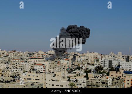 Gaza, Palästina. Lebendiges Bild von Flammen und Rauch der israelischen Luftangriffe auf den Gazastreifen Stockfoto