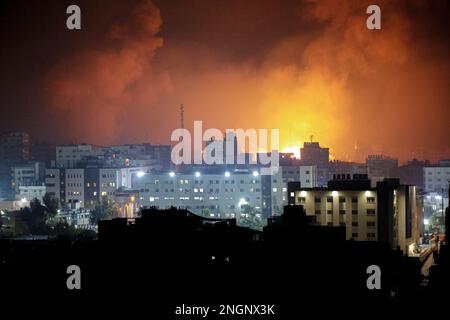 Gaza, Palästina. Lebendiges Bild von Flammen und Rauch der israelischen Luftangriffe auf den Gazastreifen Stockfoto