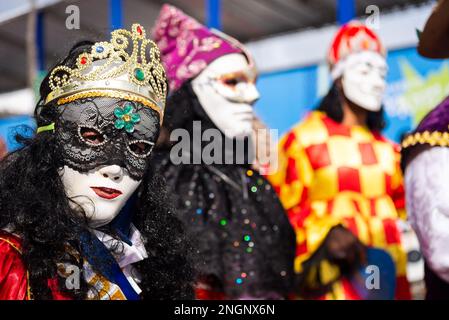 Maskierte Menschen werden während der vor dem Karneval stattfindenden Fuzue-Parade in der Stadt Salvador, Bahia, gesehen. Stockfoto