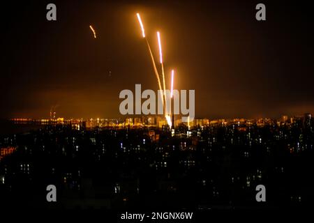 Gaza, Palästina. Lebendiges Bild von Flammen und Rauch der israelischen Luftangriffe auf den Gazastreifen Stockfoto