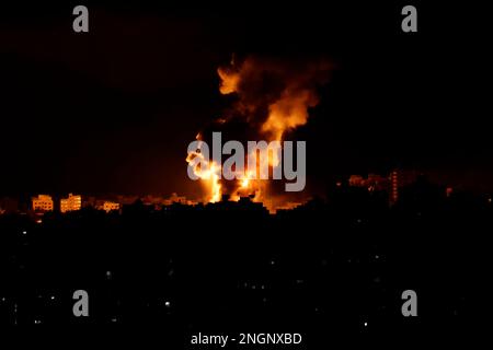 Gaza, Palästina. Lebendiges Bild von Flammen und Rauch der israelischen Luftangriffe auf den Gazastreifen Stockfoto