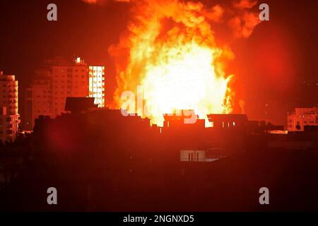 Gaza, Palästina. Lebendiges Bild von Flammen und Rauch der israelischen Luftangriffe auf den Gazastreifen Stockfoto