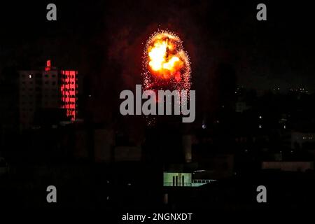 Gaza, Palästina. Lebendiges Bild von Flammen und Rauch der israelischen Luftangriffe auf den Gazastreifen Stockfoto