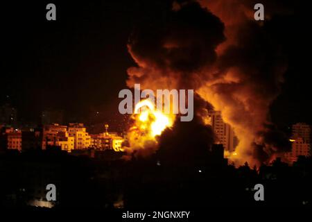 Gaza, Palästina. Lebendiges Bild von Flammen und Rauch der israelischen Luftangriffe auf den Gazastreifen Stockfoto