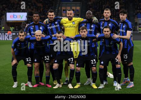 Mailand, Italien, 18. Februar 2023. Der FC Internazionale beginnt mit elf Schlangen für ein Teamfoto vor dem Anpfiff, hintere Reihe ( L bis R ); Denzel Dumfries, Francesco Acerbi, Samir Handanovic, Romelu Lukaku, Edin Dzeko und Alessandro Bastoni, erste Reihe ( L bis R ); Henrikh Mkhitaryan, Federico Dimarco, Marcelo Brozovic, Nicolo Barella und Matteo Darmian, im Spiel der Serie A in Giuseppe Meazza, Mailand. Der Bildausdruck sollte lauten: Jonathan Moscrop/Sportimage Stockfoto