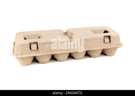 Einfarbiger brauner Eierkarton, verschlossen und über weiß isoliert Stockfoto