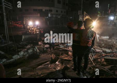 Gaza, Palästina. Rettungs- und Zivilverteidigungsteams suchen nach Überlebenden des israelischen Bombenanschlags auf eine Wohngegend in der Al Wahda Street. Stockfoto