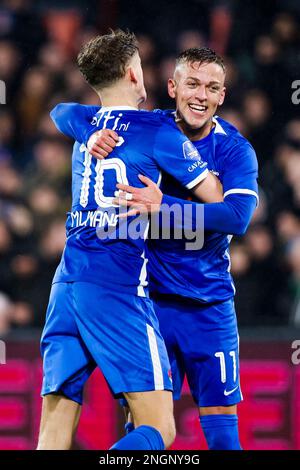 18-02-2023: Sport: Feyenoord/AZ ROTTERDAM, NIEDERLANDE - FEBRUAR 18: Sven Mijnans (AZ Alkmaar) und Jesper Karlsson (AZ Alkmaar) feiern nach sc Stockfoto