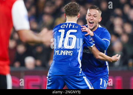 18-02-2023: Sport: Feyenoord/AZ ROTTERDAM, NIEDERLANDE - FEBRUAR 18: Jesper Karlsson (AZ Alkmaar) und Sven Mijnans (AZ Alkmaar) Paragraphen danach Stockfoto