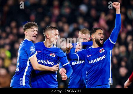 18-02-2023: Sport: Feyenoord/AZ ROTTERDAM, NIEDERLANDE - FEBRUAR 18: Sven Mijnans (AZ Alkmaar) und Jesper Karlsson (AZ Alkmaar) feiern nach sc Stockfoto