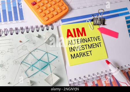 Konzeptbild des Akronyms AIM Alternative Investment Market über der gelben Markierungslinie Stockfoto