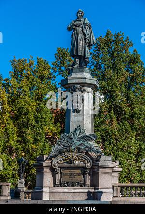 Denkmal von Adam Mickiewicz - ein neoklassizistisches Denkmal von Adam Mickiewicz in der Krakowskie Przedmieście in Warschau. Stockfoto