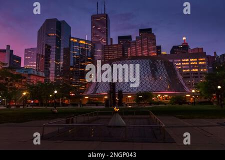 Sommerabend Blick auf den David Pecaut Square und Wolkenkratzer der Innenstadt von Toronto mit der ewigen Flamme der Hoffnung und dem Dichter, der Skulptur des Fever Hospital in Stockfoto