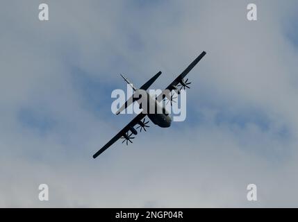 Ein C-130 Hercules von der Savannah Air National Guard bereitet sich auf die Landung auf der Joint Base Charleston, South Carolina, am 16. Februar 2023 vor und transportiert Teilnehmer für die Beschleunigung des Legacy 2023. Accelerating the Legacy ist eine dreitägige Veranstaltung zum Flugerbe des Black History Month, die die Vergangenheit würdigt, die Gegenwart weiterentwickelt und die Zukunft der Luftfahrt fördert. (USA Air Force Foto von Tech. Sgt. Alex Fox Echols III) Stockfoto