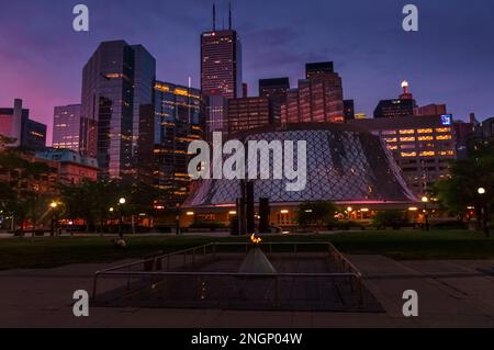 Toronto, Kanada - 07 01 2022 Uhr: Sommerabend am David Pecaut Square und Wolkenkratzer im Zentrum von Toronto mit der ewigen Flamme der Hoffnung und dem Dichter Stockfoto