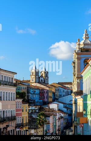 Farbenfrohe Straßen, Häuser, Pisten und Kirche im historischen Bezirk Pelourinho in der Stadt Salvador in Bahia Stockfoto