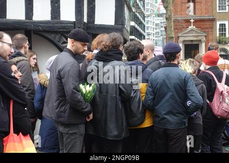 Die Trauernden zollen Brianna Ghey am Samstag, den 18. Februar, auf einer Nachtwache auf dem Soho Square ihren Respekt. Stockfoto