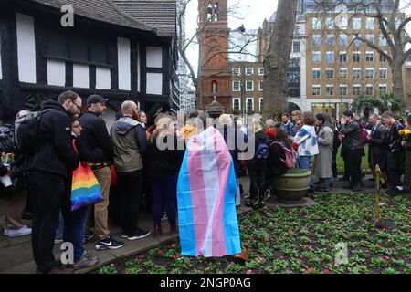 Die Trauernden zollen Brianna Ghey am Samstag, den 18. Februar, auf einer Nachtwache auf dem Soho Square ihren Respekt. Stockfoto