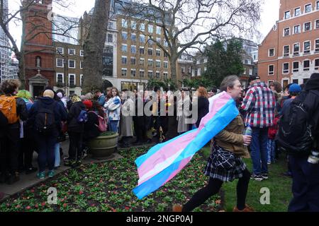 Die Trauernden zollen Brianna Ghey am Samstag, den 18. Februar, auf einer Nachtwache auf dem Soho Square ihren Respekt. Stockfoto