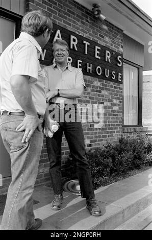 Präsident Jimmy Carter spricht mit dem stellvertretenden Pressesprecher des Weißen Hauses Rex Granum vor Carters Warehouse während eines Urlaubs in seiner Heimatstadt Plains, GA im Jahr 1977. Stockfoto