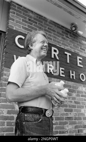 Präsident Jimmy Carter spricht mit dem stellvertretenden Pressesprecher des Weißen Hauses Rex Granum vor Carters Warehouse während eines Urlaubs in seiner Heimatstadt Plains, GA im Jahr 1977. Stockfoto