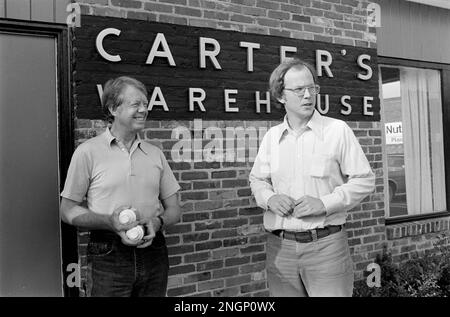 Präsident Jimmy Carter spricht mit dem stellvertretenden Pressesprecher des Weißen Hauses Rex Granum vor Carters Warehouse während eines Urlaubs in seiner Heimatstadt Plains, GA im Jahr 1977. Stockfoto