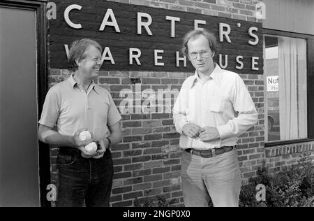 Präsident Jimmy Carter spricht mit dem stellvertretenden Pressesprecher des Weißen Hauses Rex Granum vor Carters Warehouse während eines Urlaubs in seiner Heimatstadt Plains, GA im Jahr 1977. Stockfoto