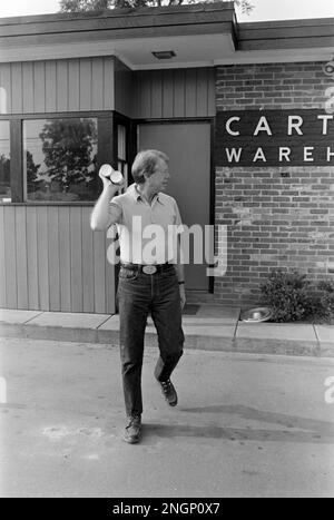 Präsident Jimmy Carter spricht mit dem stellvertretenden Pressesprecher des Weißen Hauses Rex Granum vor Carters Warehouse während eines Urlaubs in seiner Heimatstadt Plains, GA im Jahr 1977. Stockfoto