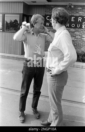 Präsident Jimmy Carter spricht mit dem stellvertretenden Pressesprecher des Weißen Hauses Rex Granum vor Carters Warehouse während eines Urlaubs in seiner Heimatstadt Plains, GA im Jahr 1977. Stockfoto