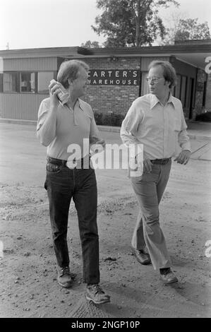 Präsident Jimmy Carter spricht mit dem stellvertretenden Pressesprecher des Weißen Hauses Rex Granum vor Carters Warehouse während eines Urlaubs in seiner Heimatstadt Plains, GA im Jahr 1977. Stockfoto