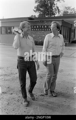 Präsident Jimmy Carter spricht mit dem stellvertretenden Pressesprecher des Weißen Hauses Rex Granum vor Carters Warehouse während eines Urlaubs in seiner Heimatstadt Plains, GA im Jahr 1977. Stockfoto