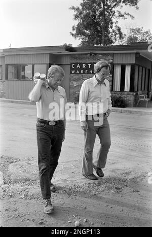 Präsident Jimmy Carter spricht mit dem stellvertretenden Pressesprecher des Weißen Hauses Rex Granum vor Carters Warehouse während eines Urlaubs in seiner Heimatstadt Plains, GA im Jahr 1977. Stockfoto