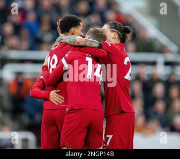 Newcastle, Großbritannien. 18. Februar 2023; St James' Park, Newcastle, England: Premier League Football, Newcastle United gegen Liverpool; Cody Gakpo von Liverpool feiert mit Jordan Henderson von Liverpool und Darwin Nunez von Liverpool, nachdem er 2-0 Punkte in der 17.-Minuten-Zeit erzielte Credit: Action Plus Sports Images/Alamy Live News Stockfoto